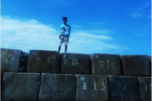 Tebing Pantai untuk Melihat Deburan Ombak dari Atas