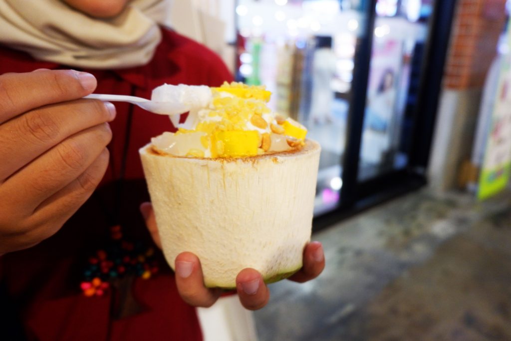 Ice Cream Coconut dengan Beragam Tiga Topping