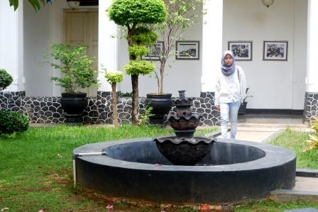 Taman di Tengah-tengah Bangunan Jadi Ciri Khas Interior Kolonial/Foto