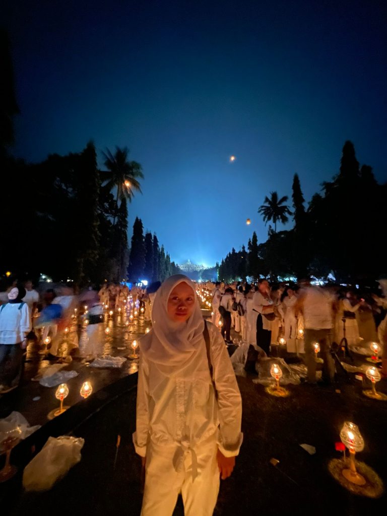 Outfit Nuansa Putih untuk Festival Lampion Waisak di Borobudur