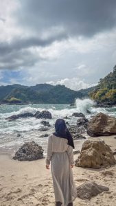 Pantai Pasir Putih yang Punya View Menakjubkan